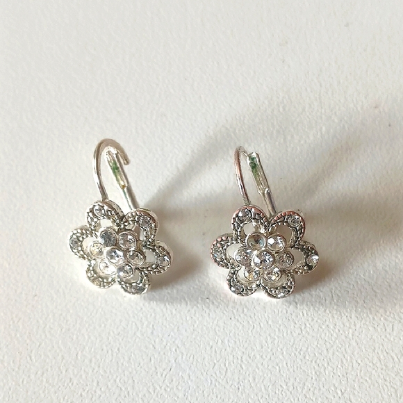Jewelry - Elegant Silver Filigree Floral Earrings